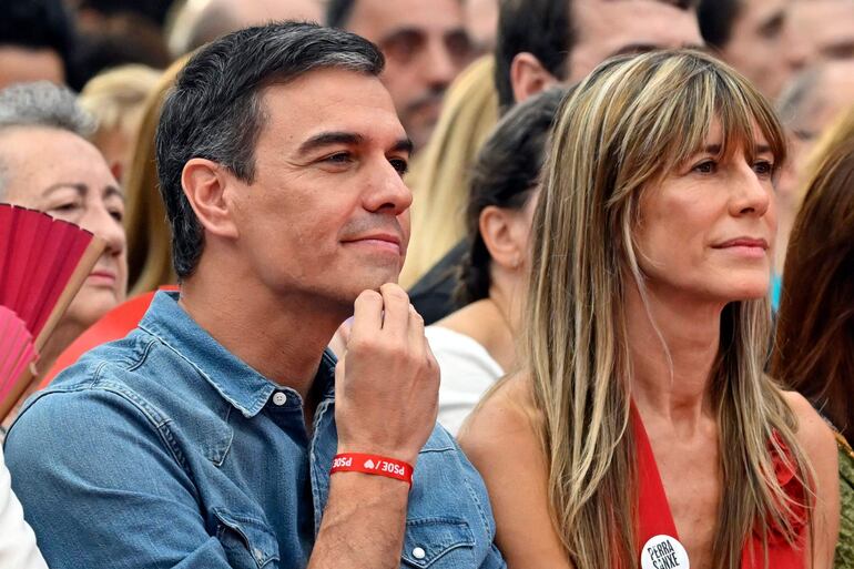 El primer ministro españo, Pedro Sánchez (izq.) y su esposa Begoña Gómez en una foto de archivo.