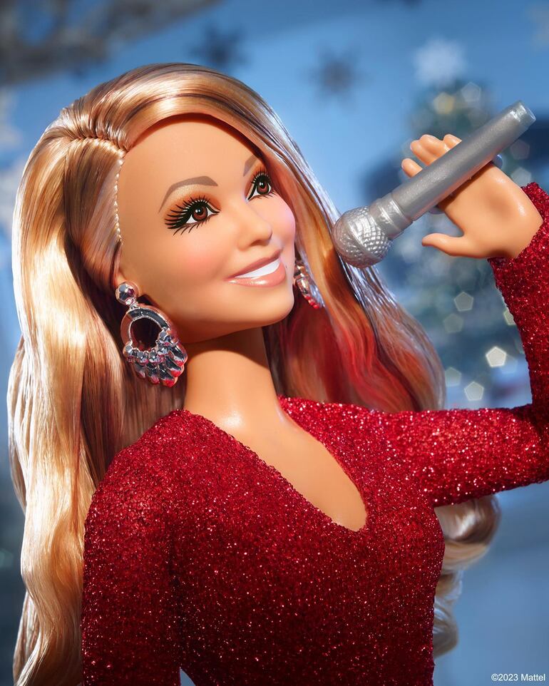 La muñeca de Mattel en homenaje a Mariah Carey tiene un micrófono en la mano. (Instagram/Mariah Carey)