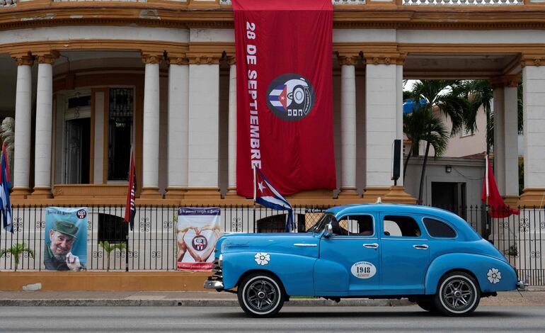 . Las autoridades cubanas han prohibido salir del país a unos 600 contribuyentes por tener “deudas significativas” con el fisco, informaron este viernes medios cubanos haciéndose eco de una comunicación de la Oficina Nacional de la Administración Tributaria (ONAT).