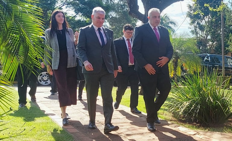 El embajadador Marc Osffield junto con el fiscal Adjunto Jorge Sosa en la Fiscalía de Ciudad del Este.