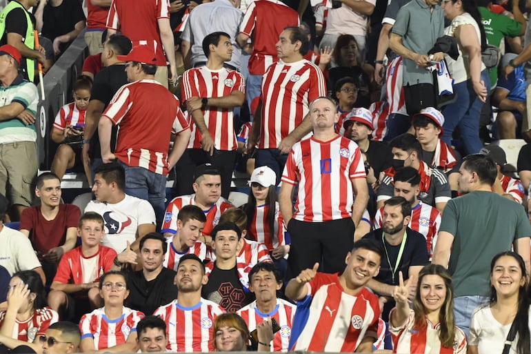 Los aficionados de Paraguay en el estadio Defensores del Chaco en la previa del partido contra Brasil por las Eliminatorias Sudamericanas 2026.