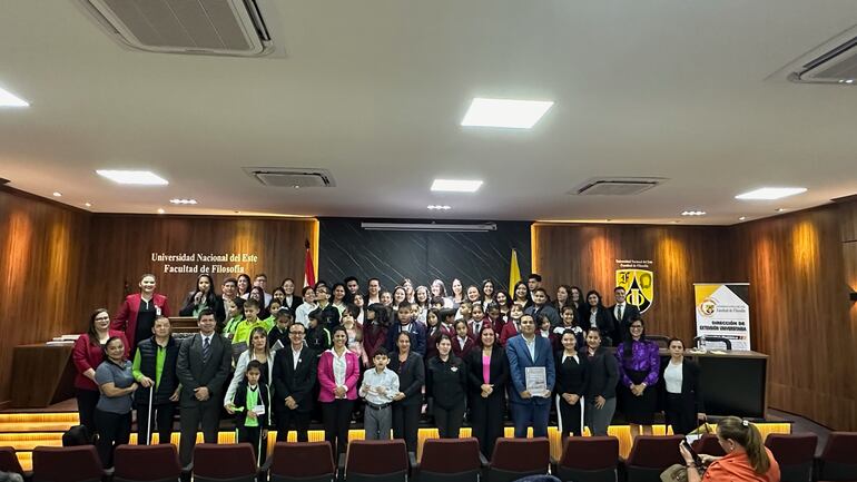 El lanzamiento de los libros y la competencia de lectura tuvo lugar en el salón auditorio de la Facultad de Filosofía de la Universidad Nacional del Este.