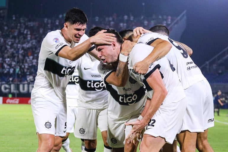 Los jugadores de Olimpia festejan un gol en el partido frente a Sportivo Trinidense por la fecha 14 del torneo Clausura 2024 del fútbol paraguayo en el estadio Defensores del Chaco, en Asunción.