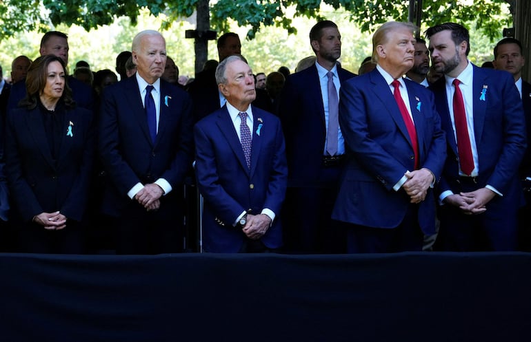 La vicepresidente Kamala Harris (i), el presidente de EE.UU. Joe Biden (c) el exalcalde de Nueva York Michael Bloomberg y el expresidente republicano, Donald Trump, durante el acto de recordación a las víctimas del ataque del 11-S.