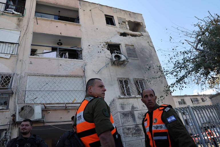 Miembros de las fuerzas israelíes de seguridad frente a un edificio dañado por un cohete lanzado desde Líbano. (Imagen de archivo)