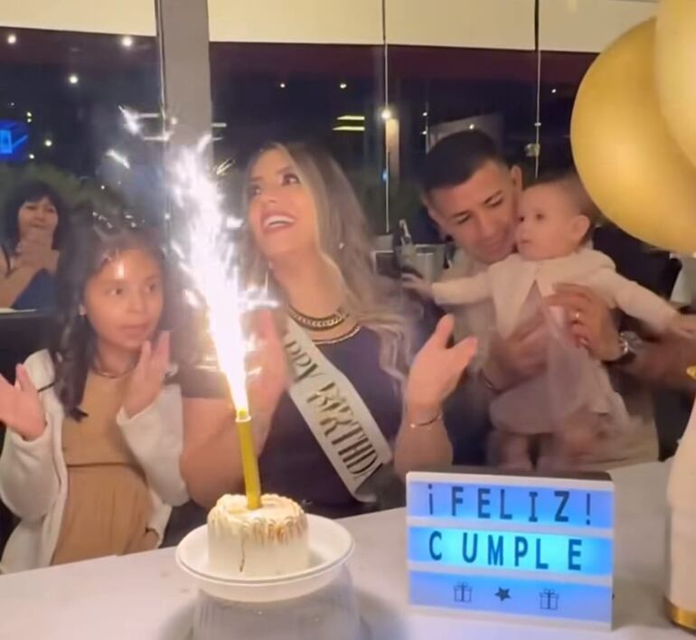 Karimi Chávez a punto de apagar la velita de la torta mientras su familia entona el tradicional "Que los cumplas feliz". (Captura de la historia de Instagram de Karimi Chávez)