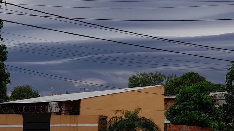 Nubes grises cubrieron varias ciudades este sábado.