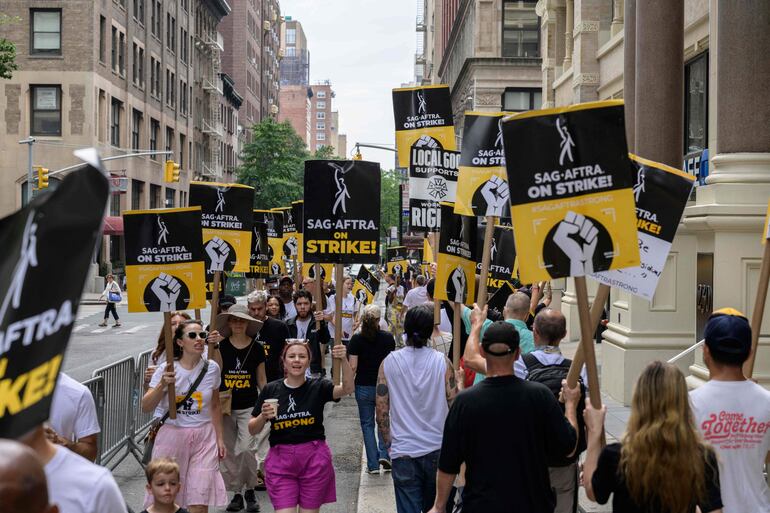 Miembros del Sindicato de Actores (SAG-AFTRA) se manifiestan frente a las oficinas de los estudios Warner Bros. Discovery, como parte de la huelga.