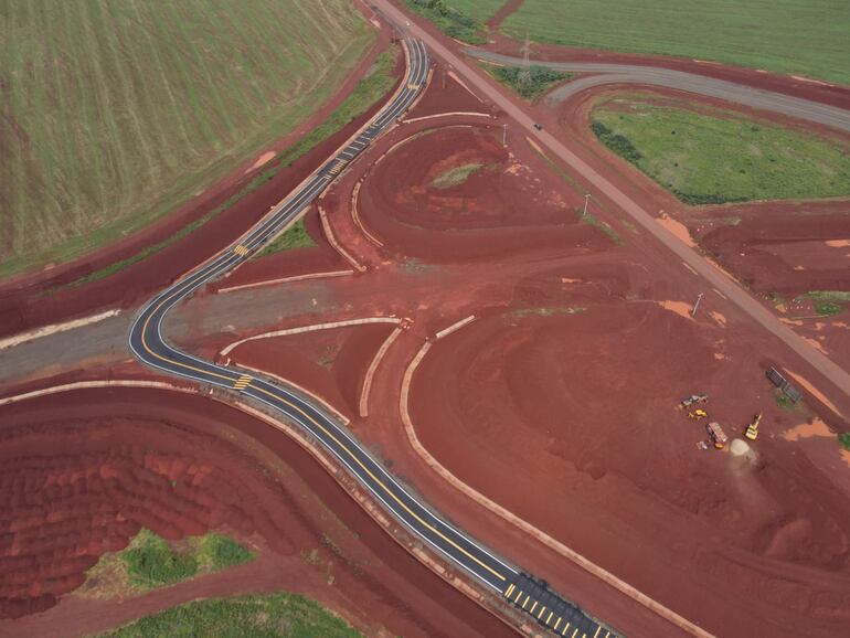 Trébol vial en construcción, como parte de las obras acceso rural al segundo puente con brasil.