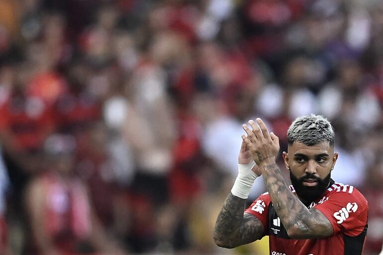 (FILES) Flamengo's forward Gabriel Barbosa leaves the pitch after his substitution during the Copa do Brasil final first leg football match between Flamengo and Sao Paulo at Maracana Stadium in Rio de Janeiro, Brazil, on September 17, 2023. Flamengo striker Gabriel Barbosa, 'Gabigol', will be able to return to the field of play after the Court of Arbitration for Sport suspended his two-year ban for attempted fraud in an anti-doping control on April 30, 2024, pending the conclusion of the process. (Photo by MAURO PIMENTEL / AFP)