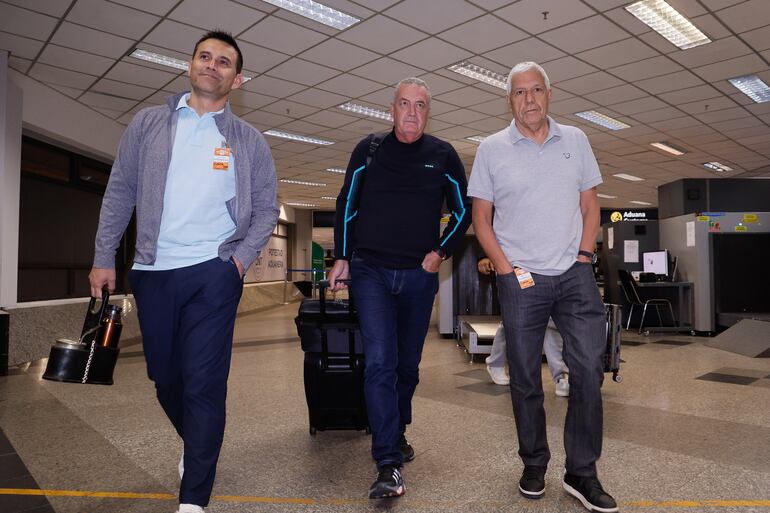 El argentino Gustavo Alfaro (C) durante la llegada al Aeropuerto Internacional Silvio Pettirossi para asumir la selección de Paraguay.