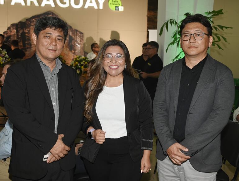 Mauro Kawano, intendente de Yguazú, Ana Vera y Kazunori Sato, concejal departamental de Alto Paraná.