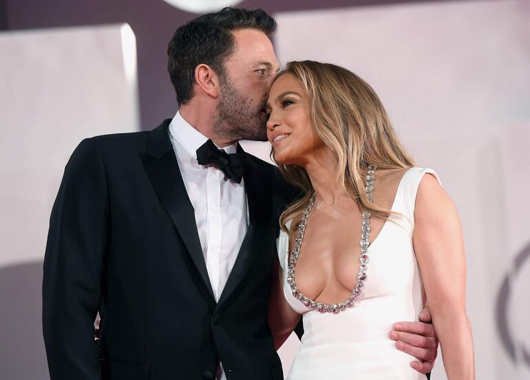 Una foto de archivo de Ben Affleck (L) y la actriz y cantante estadounidense Jennifer López llegan para el estreno de 'The Last Duel' durante el Festival Internacional de Cine de Venecia anual de 78th, en Venecia, Italia. 