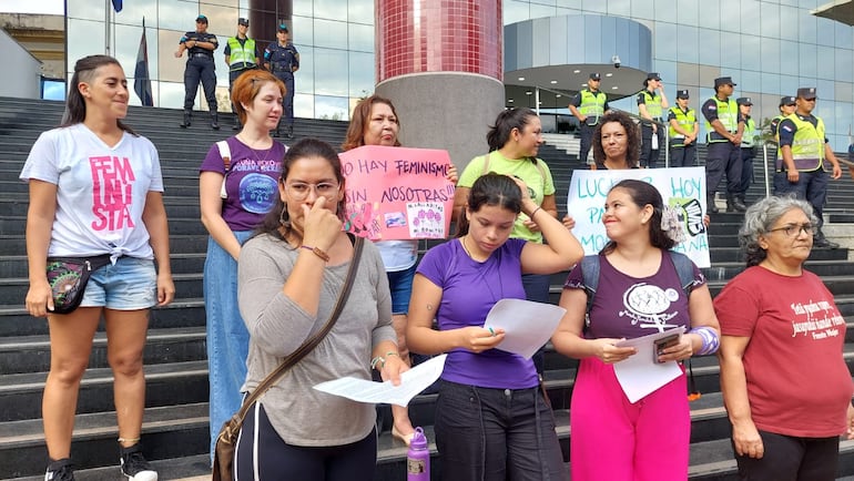 Diferentes organizaciones se congregaron hoy en la explanada del Congreso Nacional para anunciar cómo se desarrollarán las actividades el próximo viernes 8 de marzo.