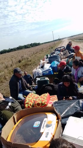 Pobladores de San Jorge, Piretu Cué, Punta Diamante y Tacuara´i distrito de Tacuaras se movilizan en un tractor con acoplados en busca de alimentos ante el pésimo estado de los caminos,