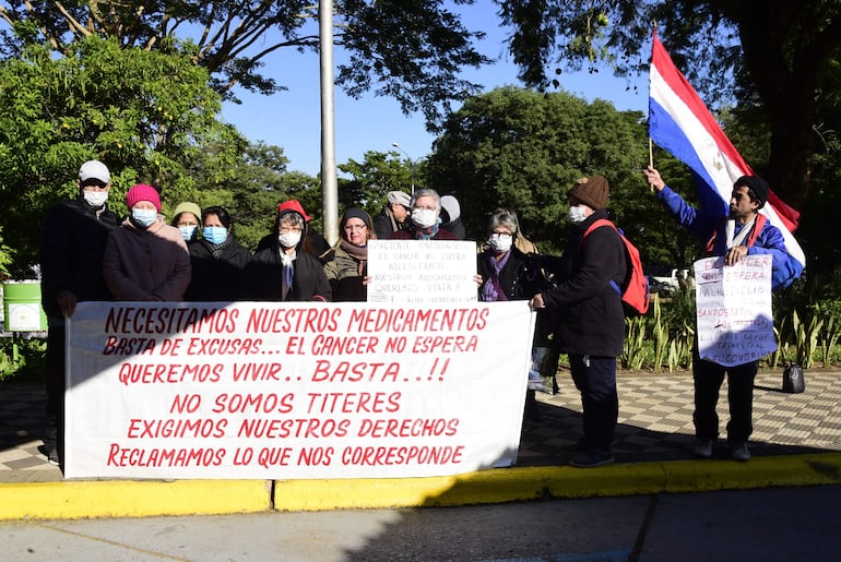 Los pacientes con cáncer se manifiestan frecuentemente por la falta de medicamentos en el IPS. 