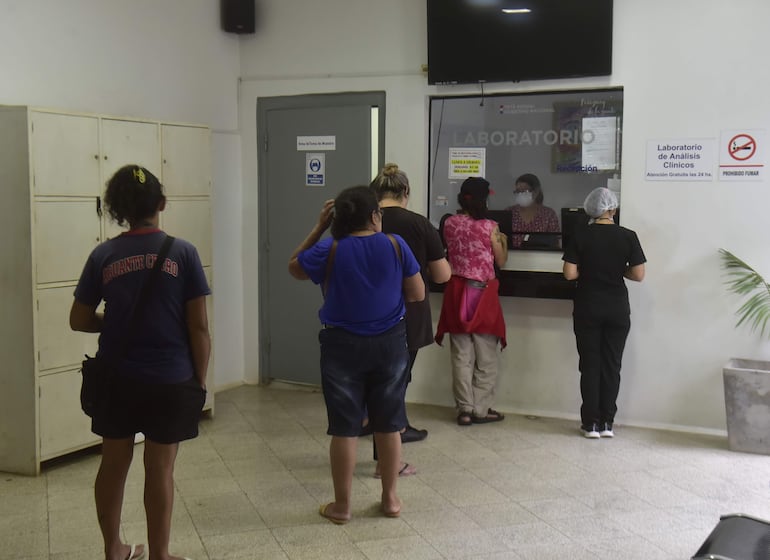 Pacientes del Hospital Barrio Obrero, solicitando o retirando sus análisis de laboratorio para confirmar o descartar casos de dengue o covid-19. 