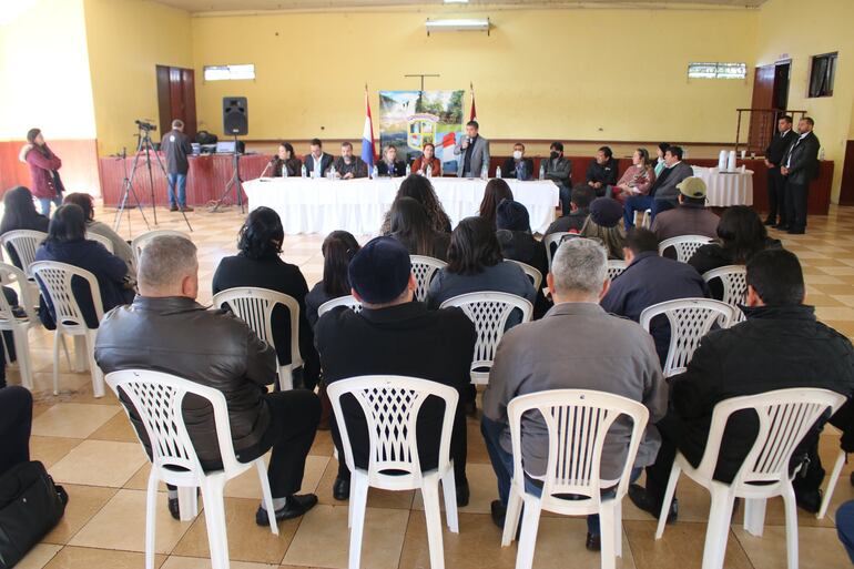 Autoridades municipales, educadores y padres debaten y plantean prevención de violencia en las escuelas.