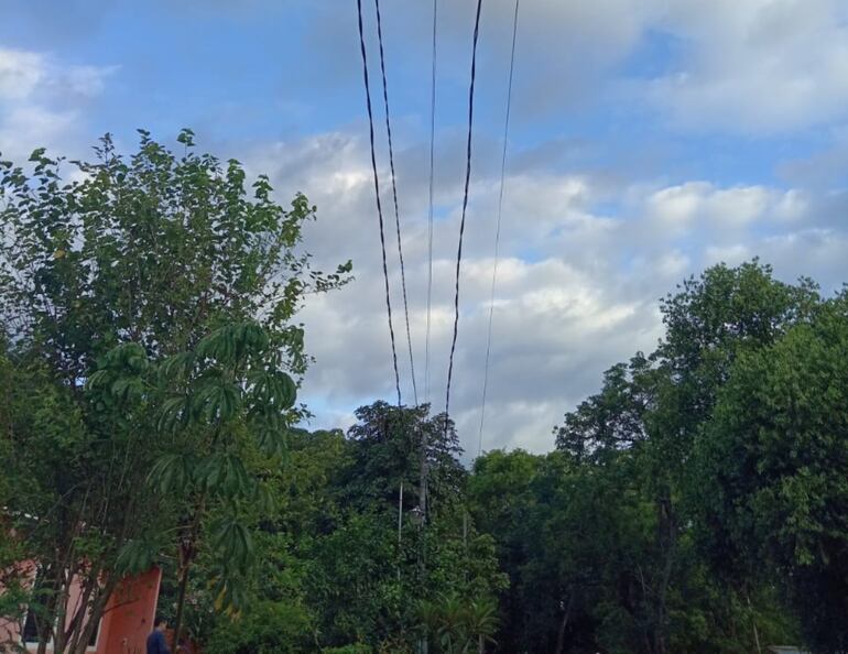 Conexiones improvisadas atraviesan largas distancias en el barrio Los Mangales, Itangu’a,Luque.