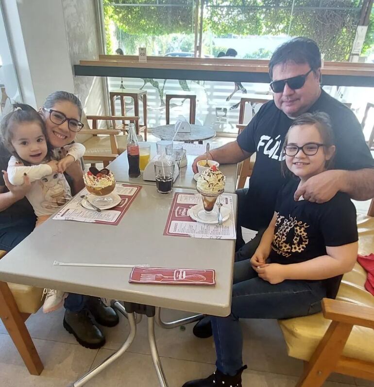 ¡Hermosa familia! Federico Arias con su esposa e hijas, quienes ayer lo llenaron de mimos y regalos. (Instagram/Federico Arias)