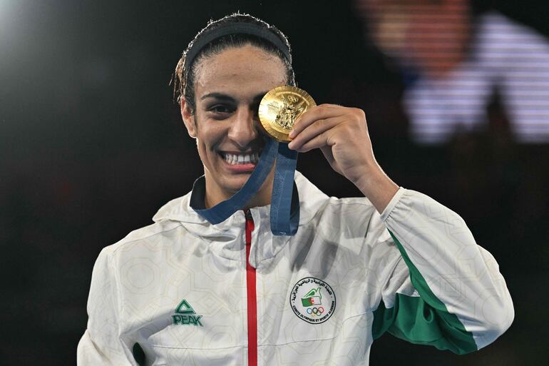 Imane Khelif con la Medalla de Oro, París, 9 de agosto de 2024 (AFP)