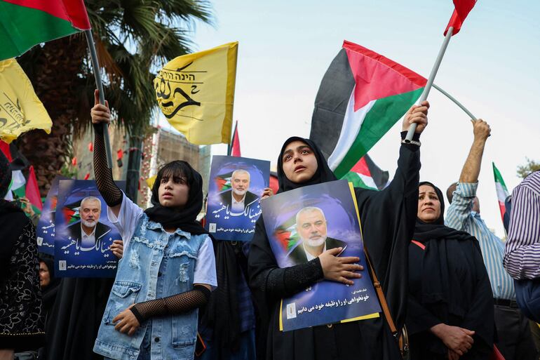 Manifestantes con banderas palestinas y retratos del líder político de Hamás asesinado, Ismail Haniyeh, protestan en Teherán, Irán, el pasado miércoles.