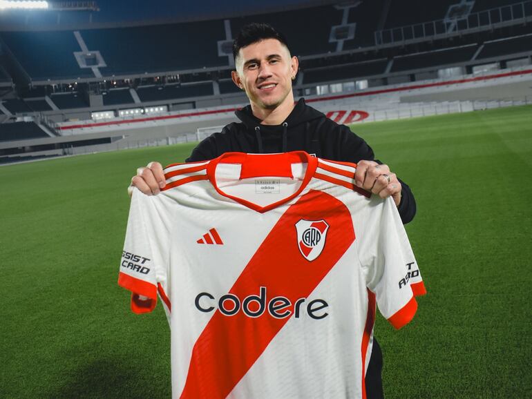 El paraguayo Adam Bareiro en la presentación oficial como jugador de River Plate de Argentina.