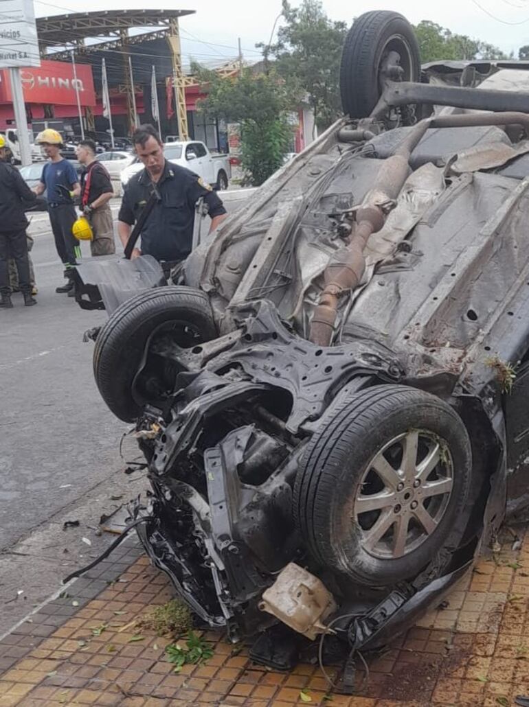 El automóvil de color negro quedó volcado. Accidente sobre avenida Eusebio Ayala.