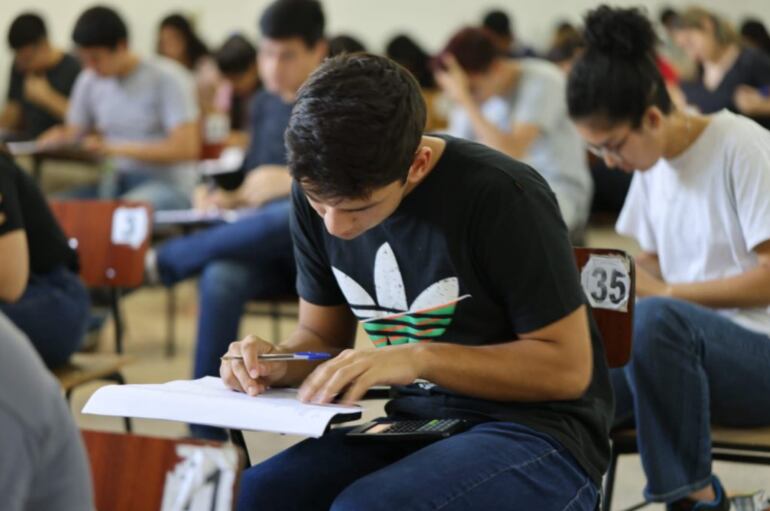 Postulantes a becas del Gobierno presentarán examen en febrero.