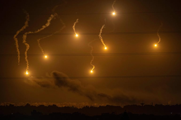 Bengalas sobre la Franja de Gaza durante un ataque aéreo israelí, el pasado martes.