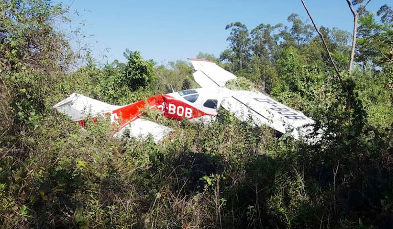 La misma aeronave, cuando cayó en el predio de la Fuerza Aérea Paraguaya (FAP), en el año 2017.