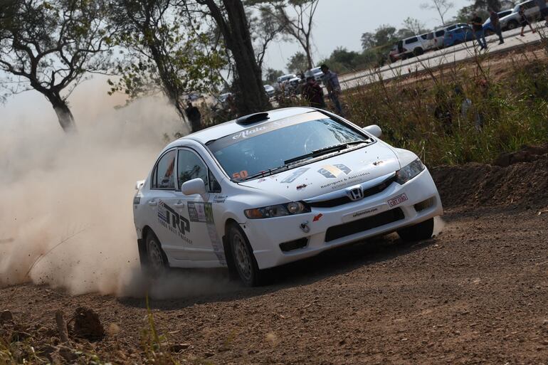 Leonardo Balbuena y el argentino Adriano Sanguinetti culminaron la competencia en el segundo lugar de la general F2 o la categoría CO4, con el Honda Civic.