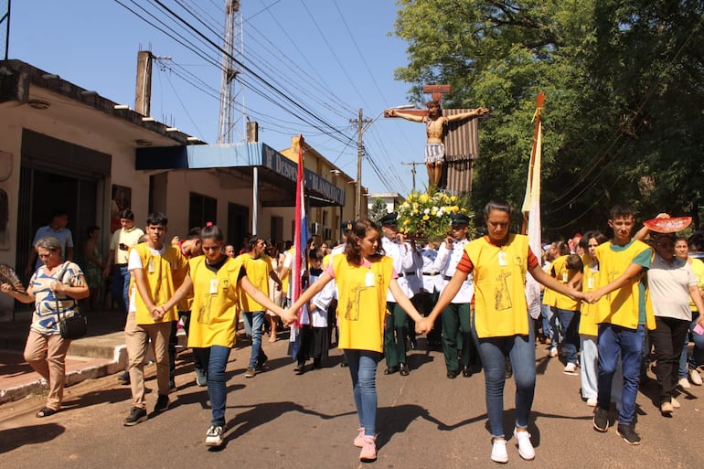 Una importante cantidad de feligreses hicieron la procesión de la imagen de Ñandejára Guasu.