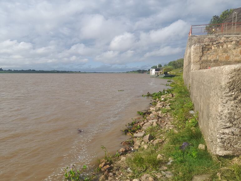 El año pasado, en esta misma época del año, las aguas llegaban hasta el segundo extremo de la base del puerto.