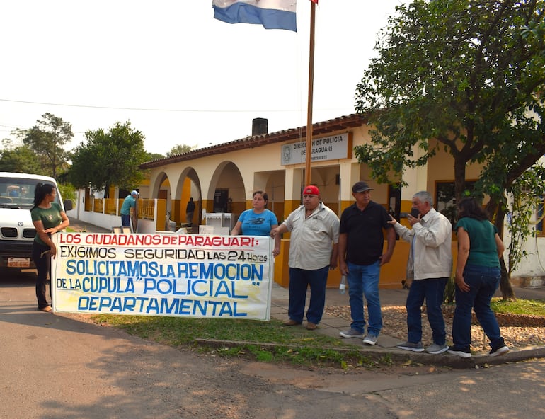 El reducido grupo que se animó a salir a reclamar seguridad y remoción de la cúpula policial departamental.