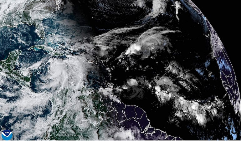 Se forma la tormenta Rafael, que pone en alerta a Cuba, Jamaica y las Islas Caimán.