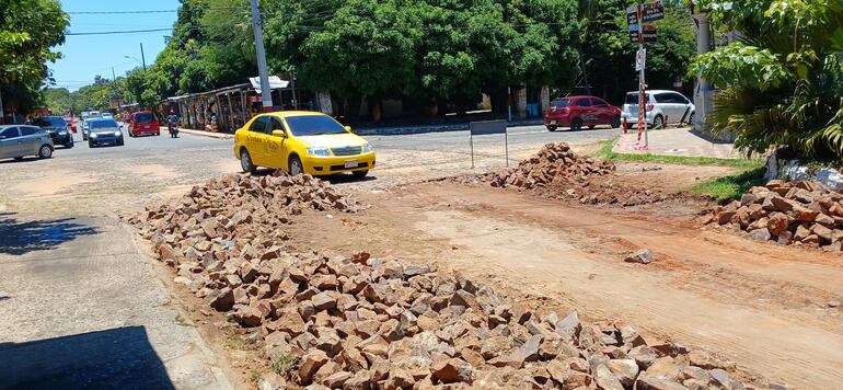 taxi pasando la calle en reparación