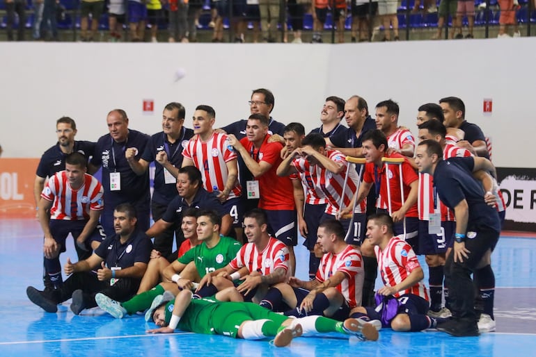 Los jugadores de la selección paraguaya de Futsal FIFA celebran la clasificación a las semifinales de la Copa América 2024 y al Mundial Uzbekistán 2024.