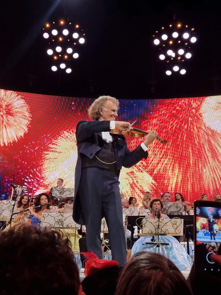 MARTA ESCURRA 23-09-2024 Andre Rieu y su orquesta Johann Strauss en el Movistar Arena de Santiago de Chile Andre Rieu es un violinista y director de orquesta de Paises Bajos.