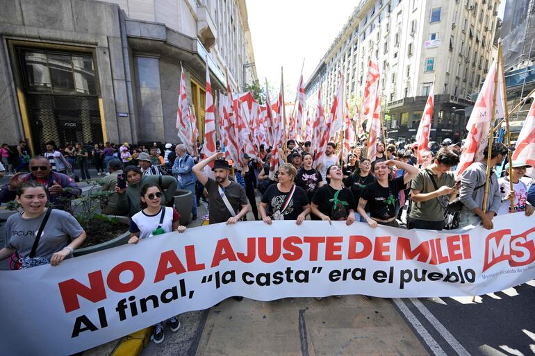 Argentinos protestan contra reformas planteadas por Milei (archivo).