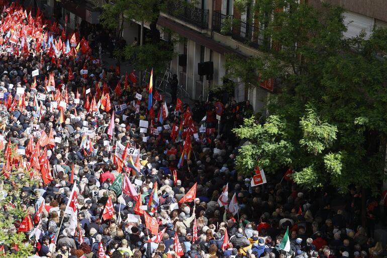 Simpatizantes del PSOE se concentran en los alrededores de la sede socialista de Ferraz para mostrar su apoyo al presidente del Gobierno, Pedro Sánchez, en el marco de la celebración de un Comité Federal del partido, este sábado en Madrid. 
