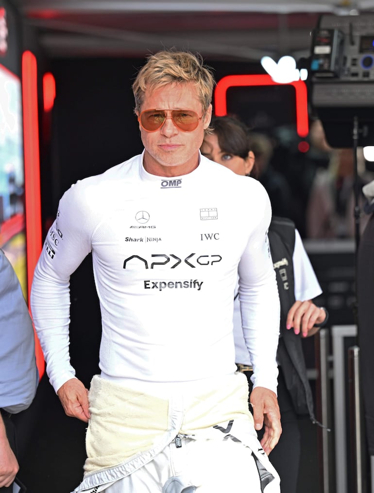 Brad Pitt camina en el box mientras continúa filmando su película de F1 al margen de la clasificación para el Gran Premio Británico de Fórmula Uno en el circuito de Silverstone. (EFE/EPA/PETER POWELL)
