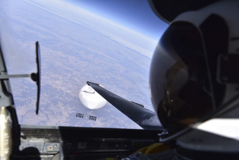 Un piloto de la Fuerza Aérea mira hacia abajo al presunto globo. Imagen de archivo