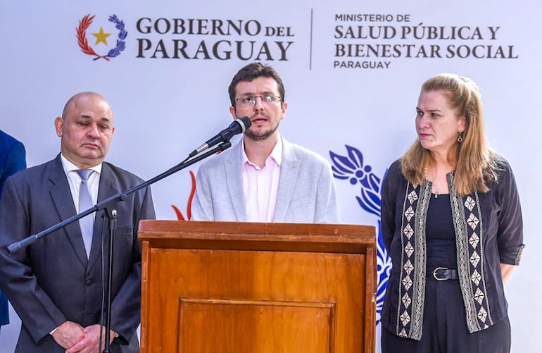 José Ortellado, viceministro de Rectoría y Vigilancia de la Salud, Saúl Recalde, designado como viceministro de Salud de Redes y Servicios y la ministra de Salud, María Teresa Barán.