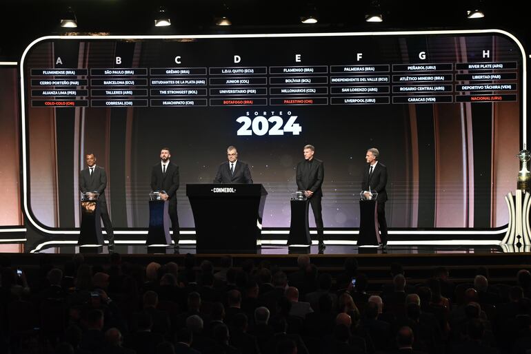 El sorteo de la fase de grupos de la Copa Libertadores 2024 en la sede de la Conmebol, en la ciudad de Luque, Paraguay.