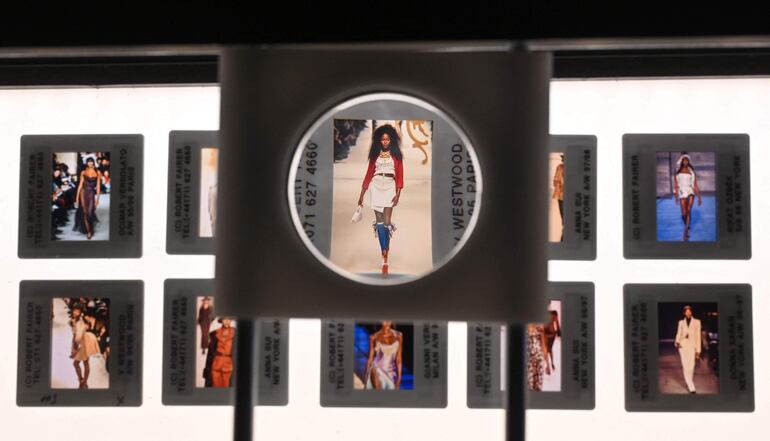 Transparencias fotográficas del fotógrafo de moda británico Robert Fairer se muestran a través de un bucle de aumento en la exposición "Naomi" que explora la carrera de la modelo Naomi Campbell.  