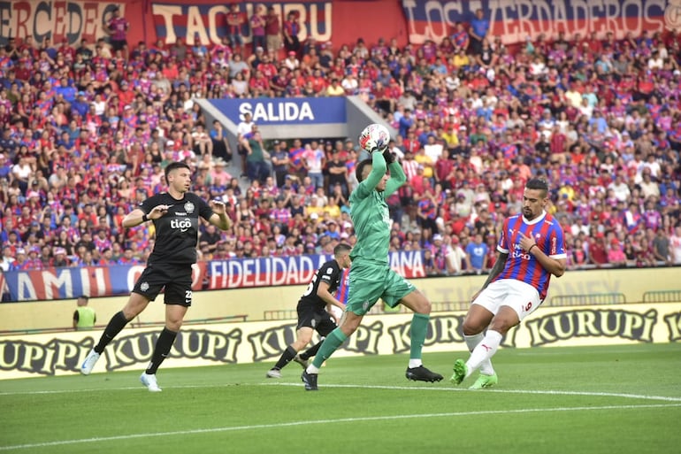 El uruguayo Gastón Olveira, arquero de Olimpia, sostiene el balón en el superclásico frente a Cerro Porteño por la sexta fecha del torneo Clausura 2024 del fútbol paraguayo en el estadio La Nueva Olla, en Asunción.