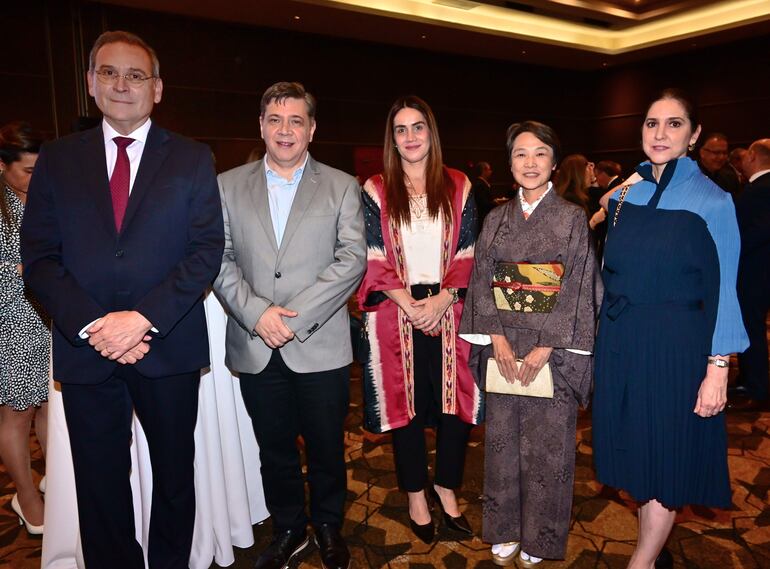 Juan Manuel Corzo, embajador de Colombia Marcos Alcaraz, Liliana Alcaraz, Yoshie Nakatani, embajadora de Japón y Margarita Martí. 