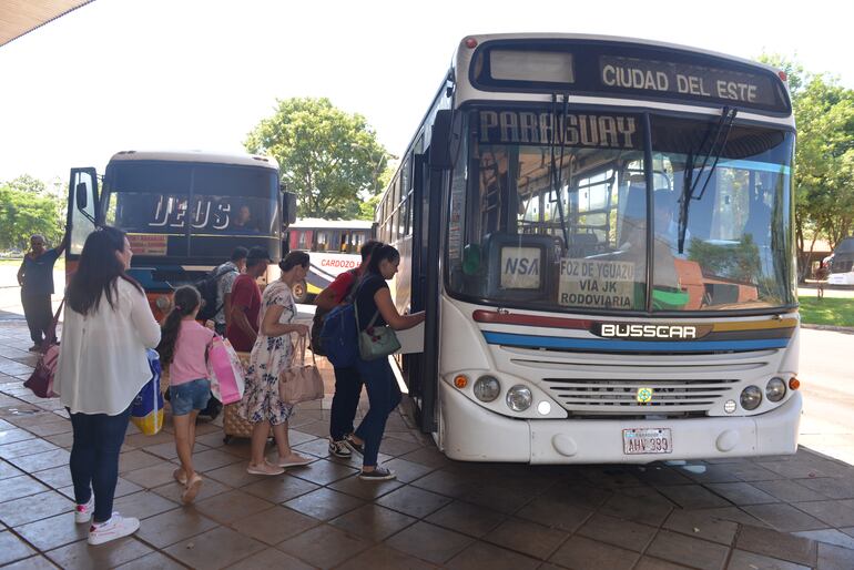 Pasajeros cuando subían a un bus con destino a Brasil.