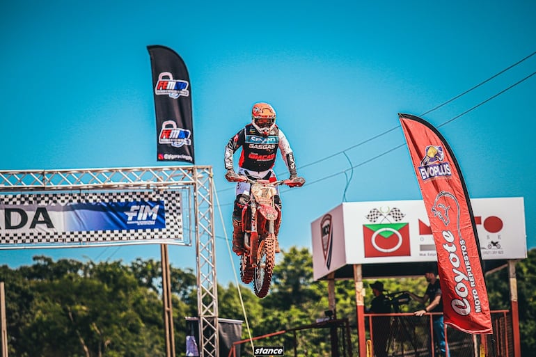 Carlos Vázquez (h) se impuso en las Clases MX1 Light y MX3, en la apertura en Coronel Oviedo.